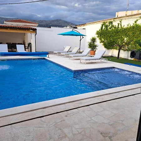 فيلة Enjoy Lux In *